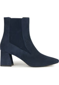 Navyblaue Ankle Boots aus Wildleder mit spitzem Zehenbereich und Blockabsatz. Mit elastischen Seitenpaneelen für ein einfaches Anziehen. Glatte Textur, elegantes Design.