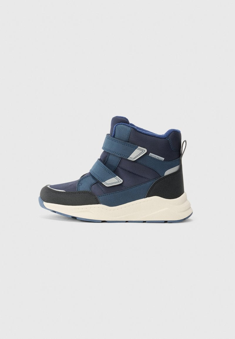 Blaue und schwarze Mid-Top-Sneaker mit doppelt verstellbaren Klettverschlüssen, strukturiertem Stoff und einer hellen Gummisohle. Mit reflektierenden Details akzentuiert.