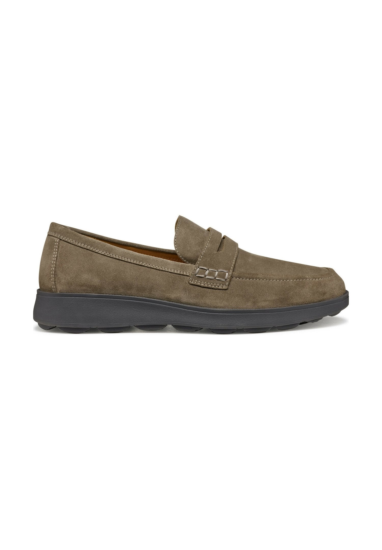 Olivengrüne Wildleder-Schlupfschuhe mit gesticktem Design, runder Zehenform und einer kontrastierenden schwarzen Gummisohle für besseren Halt.