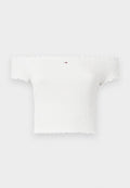 Weißes Off-Shoulder-Oberteil mit geraffter Textur, Rüschensaum und kleinem Markenlogo auf der Vorderseite. Weicher, dehnbarer Stoff.