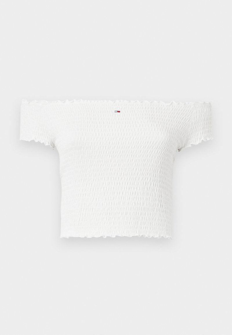 Weißes Off-Shoulder-Oberteil mit geraffter Textur, Rüschensaum und kleinem Markenlogo auf der Vorderseite. Weicher, dehnbarer Stoff.