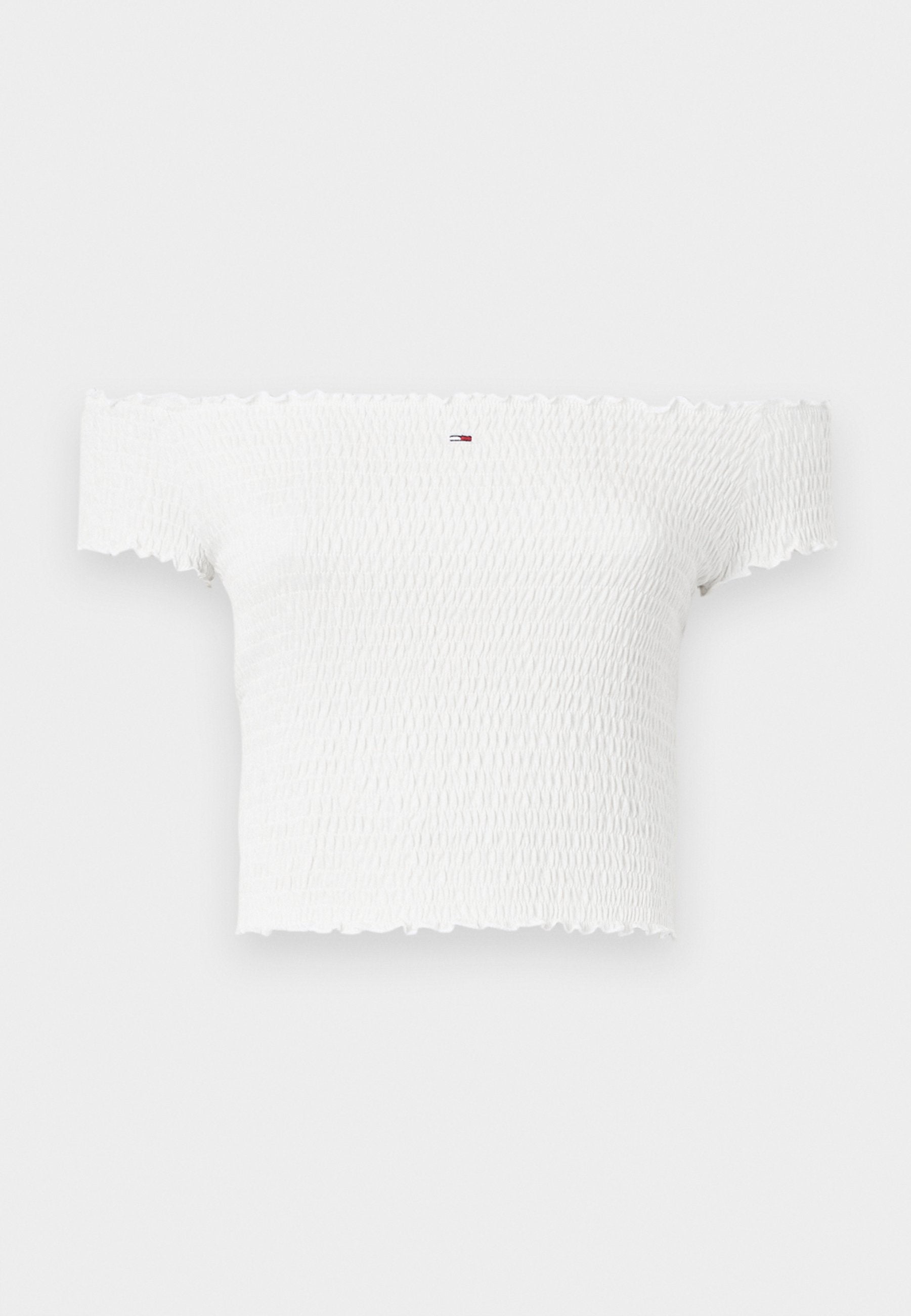 Weißes Off-Shoulder-Oberteil mit geraffter Textur, Rüschensaum und kleinem Markenlogo auf der Vorderseite. Weicher, dehnbarer Stoff.