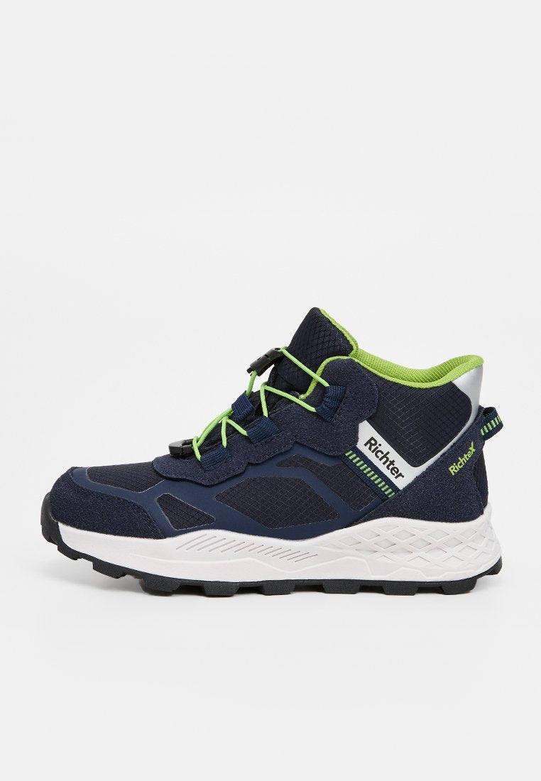 Marineblaue High-Top-Sneaker mit neongrünen Akzenten, reflektierendem Fersendetail, weißer Sohle und verstellbaren elastischen Schnürsenkeln mit der Beschriftung Richter.