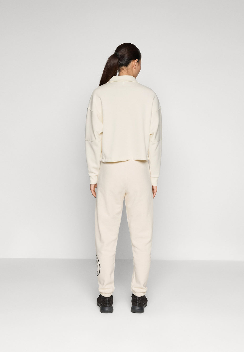 DKNY MEDALLION LOGO SMOCKED RELAXED SWEATPANT