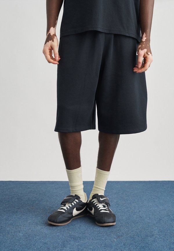 Nike Sportswear CLUB - Shorts - black/white