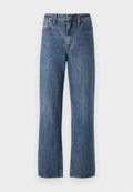 Hellblaue Jeans aus Denim mit einem klassischen geraden Beinschnitt, Fünf-Taschen-Design und einem Knopfverschluss am Bund.