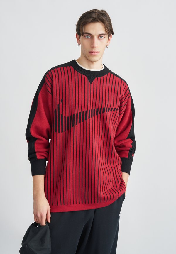 Nike Sportswear CLUB SWEATER - Jumper - team crimson/black