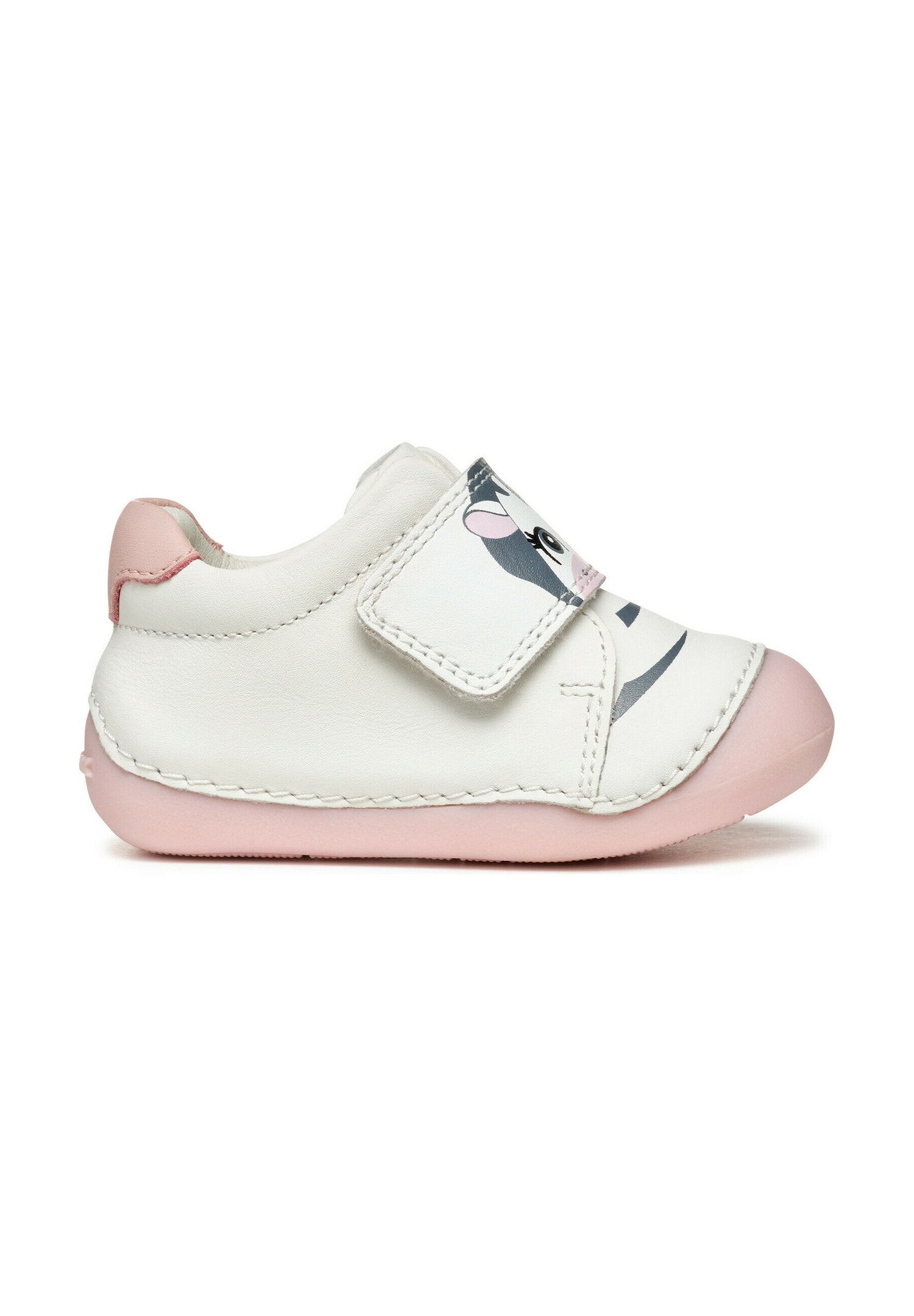 Weiße Lederbabyschuhe mit pinken Akzenten, die ein graues Tiergesicht-Design auf der Vorderseite und einen Klettverschluss für einfaches An- und Ausziehen aufweisen.