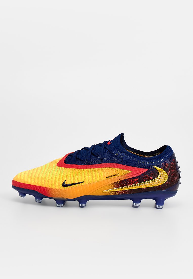 Nike-Fußballschuhe mit einem Farbverlauf von Gelb zu Rot, ausgestattet mit einem marineblauen Obermaterial, strukturierter Oberfläche und geformten Stollen für besseren Halt.