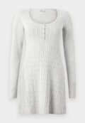 Hellgraues Strickkleid mit langen Ärmeln, geripptem Saum und strukturiertem Zopfmuster. Verfügt über einen Rundhalsausschnitt und eine Knopfleiste vorne.