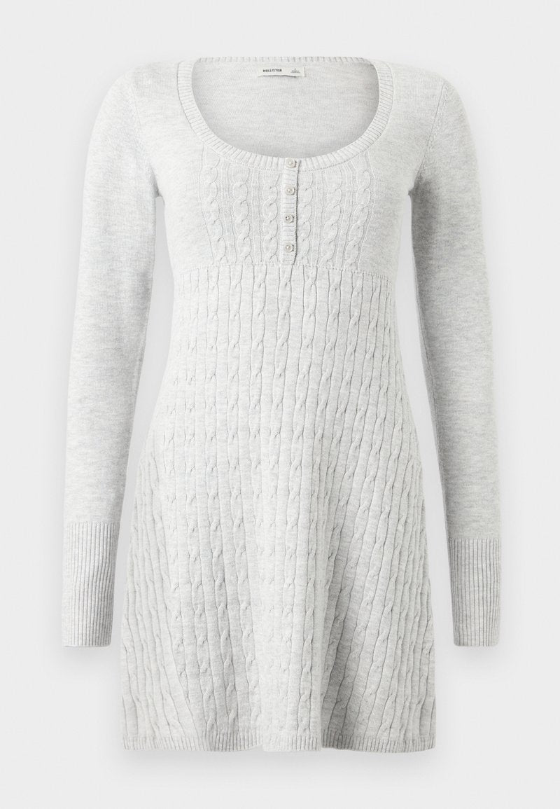 Hellgraues Strickkleid mit langen Ärmeln, geripptem Saum und strukturiertem Zopfmuster. Verfügt über einen Rundhalsausschnitt und eine Knopfleiste vorne.