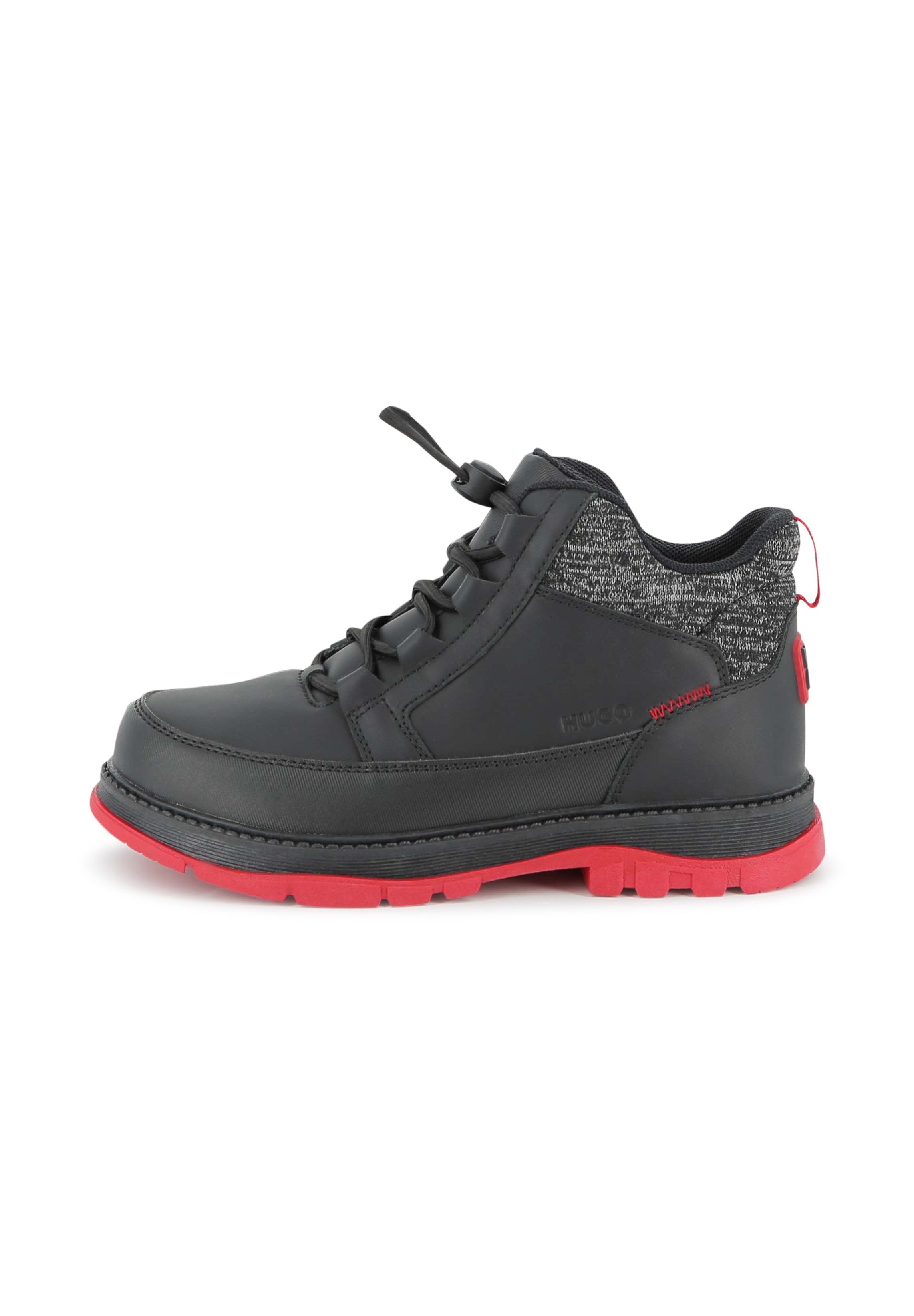Schwarzer synthetischer High-Top-Schuh mit einem strukturierten grauen Stoffkragen, rotem Gummisohle und schwarzen Schnürsenkeln. Verfügt über eine Zuglasche an der Ferse.