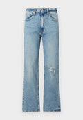 Hellblaue Jeans aus Denim mit entspannter Passform, die verwaschene Details und fransige Saumabschlüsse aufweisen. Standardmäßiges Fünf-Taschen-Design mit Knopfverschluss.