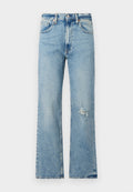 Hellblaue Jeans aus Denim mit entspannter Passform, die verwaschene Details und fransige Saumabschlüsse aufweisen. Standardmäßiges Fünf-Taschen-Design mit Knopfverschluss.