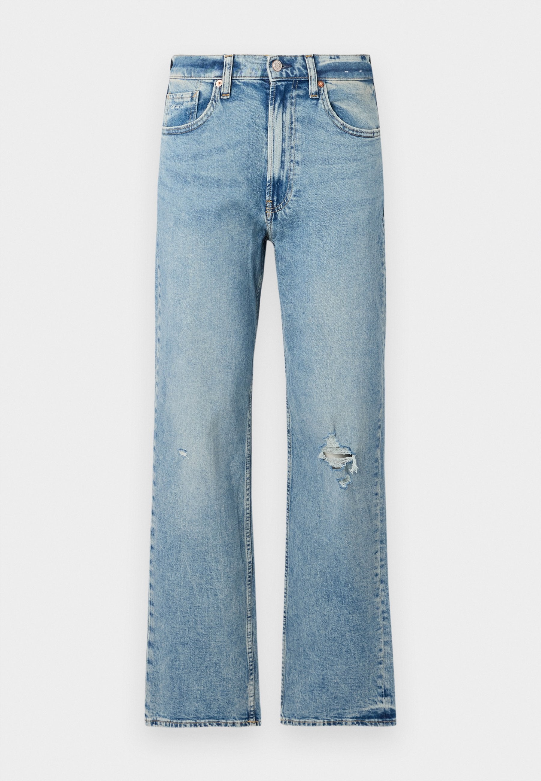 Hellblaue Jeans aus Denim mit entspannter Passform, die verwaschene Details und fransige Saumabschlüsse aufweisen. Standardmäßiges Fünf-Taschen-Design mit Knopfverschluss.