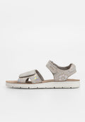 Graue Sandalen mit einem gemusterten Obermaterial, verstellbaren Klettverschlüssen und einer weißen Sohle. Sie verfügen über eine strukturierte Oberfläche mit glänzenden Akzenten.