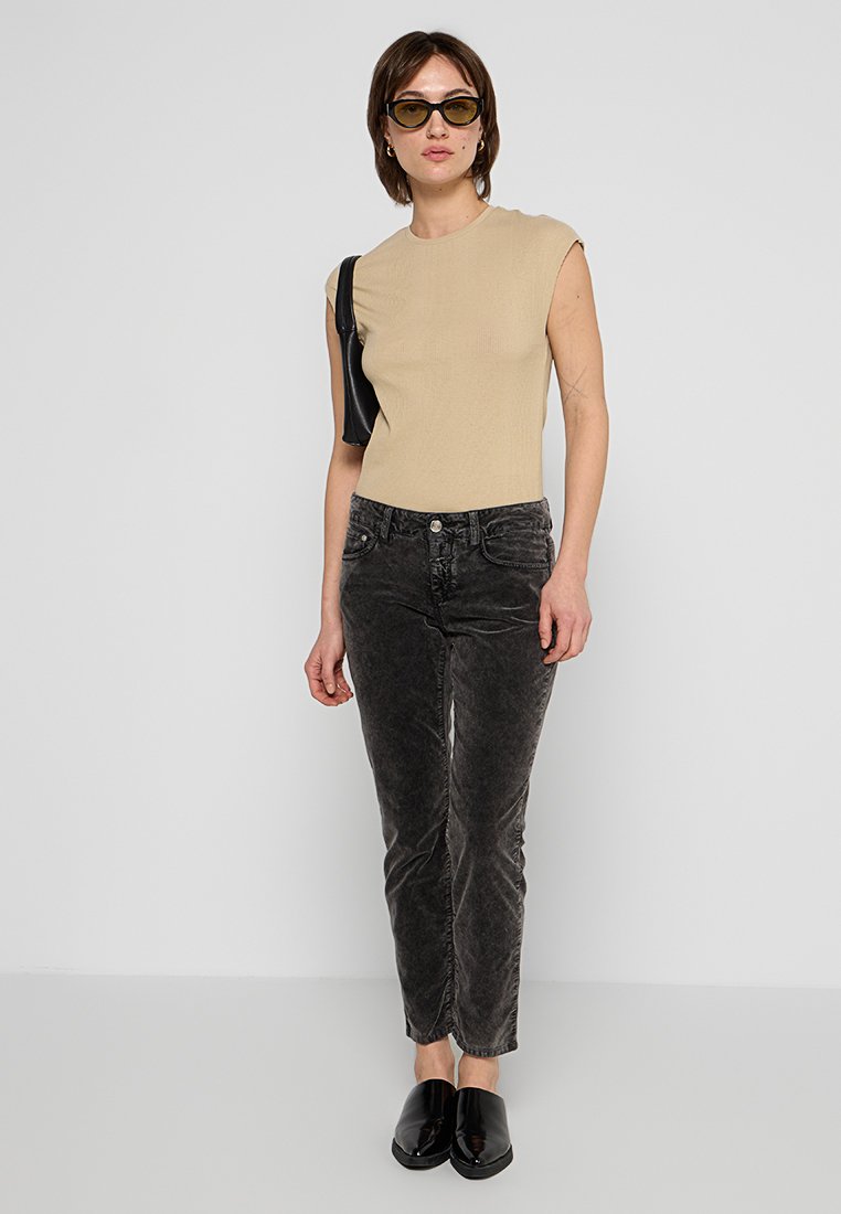 CLOSED STYLE NAME BAKER PANTS