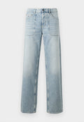 Hellblaue Schlagjeans aus Denim mit zwei Fronttaschen, subtiler Waschung und einem Knopfverschluss am Bund.