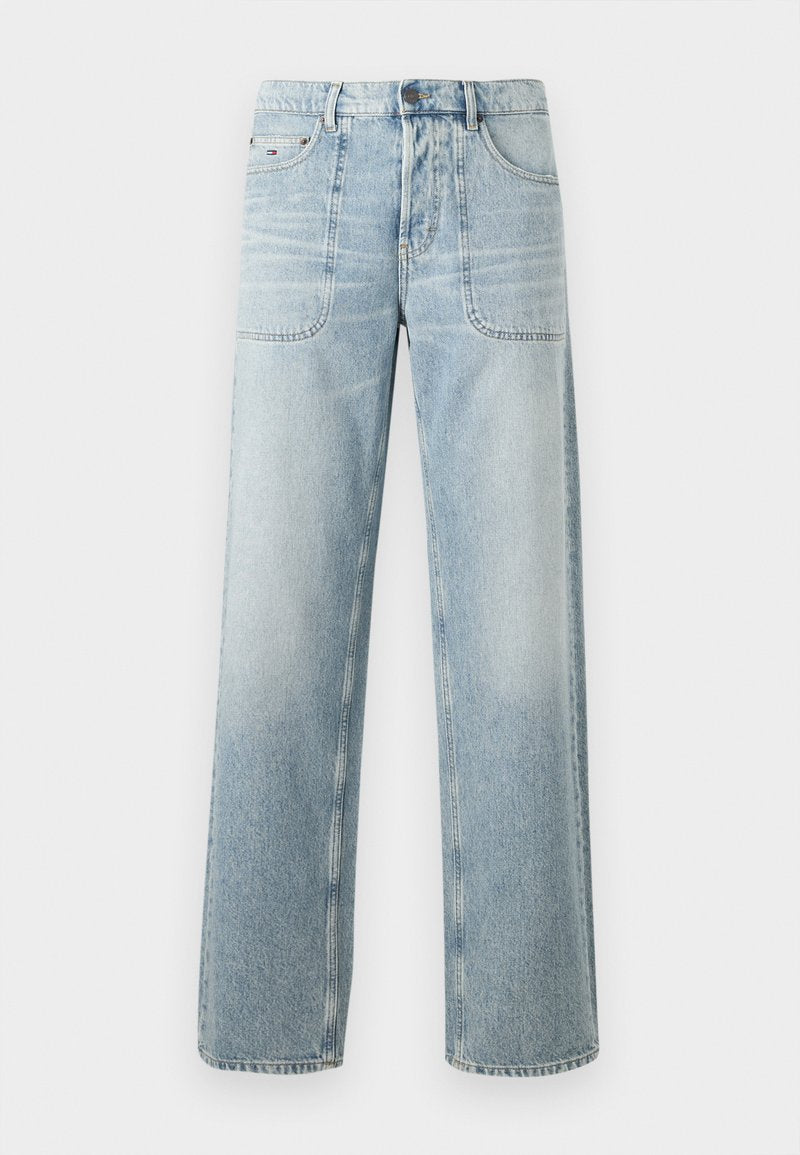 Hellblaue Schlagjeans aus Denim mit zwei Fronttaschen, subtiler Waschung und einem Knopfverschluss am Bund.