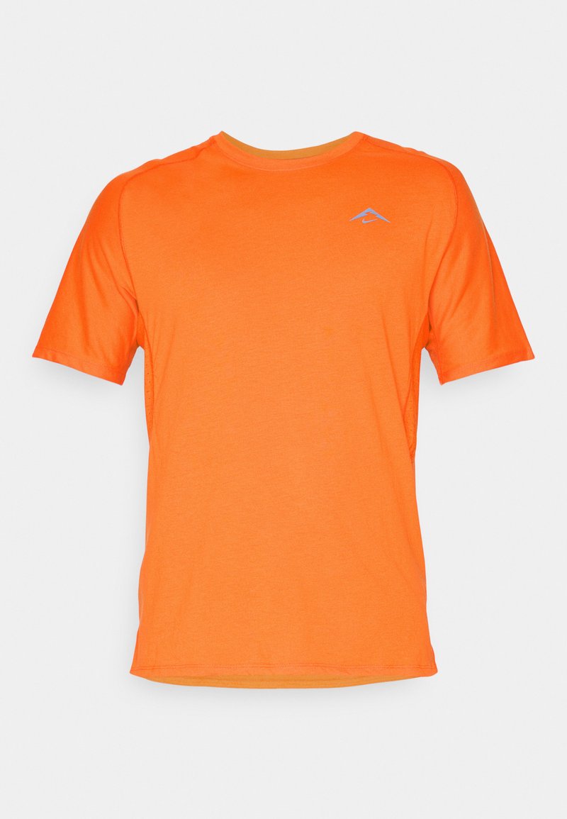 Kurzärmliges T-Shirt mit Rundhalsausschnitt aus leuchtend orangefarbenem Stoff, mit einem dezenten Berg-Logo in Hellblau auf der Brust. Glatte Textur.