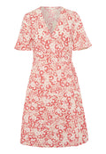 Blumendruckkleid mit V-Ausschnitt, kurzen Ärmeln und fließender Form, aus leichtem Stoff in Korallen- und Cremetönen.