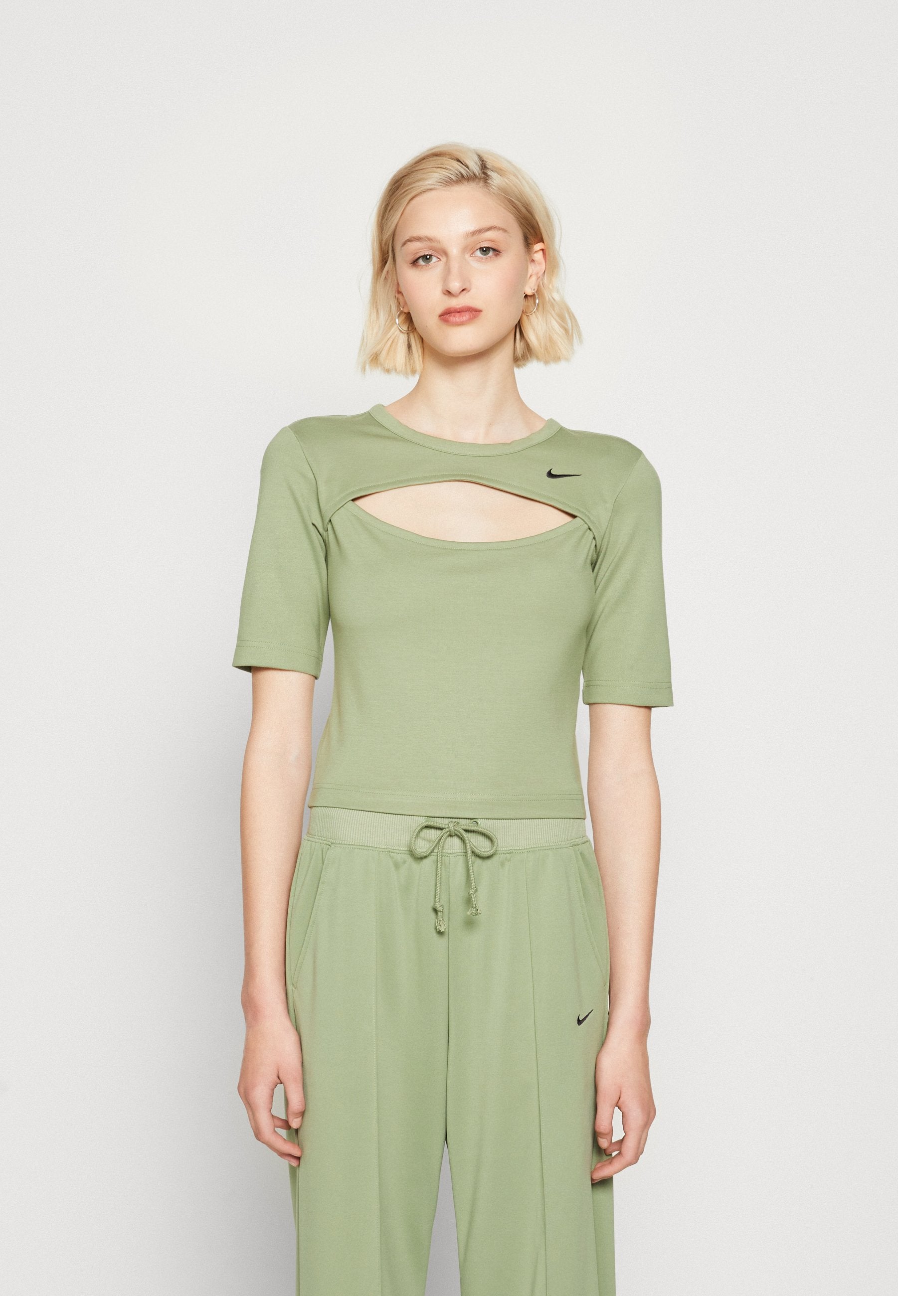Nike Sportswear CUTOUT