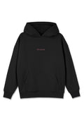Schwarzer Hoodie aus weichem Material mit einer Fronttasche, Kordelzugkapuze und dem Text "PEGADOR" in kastanienbraun auf der Brust.