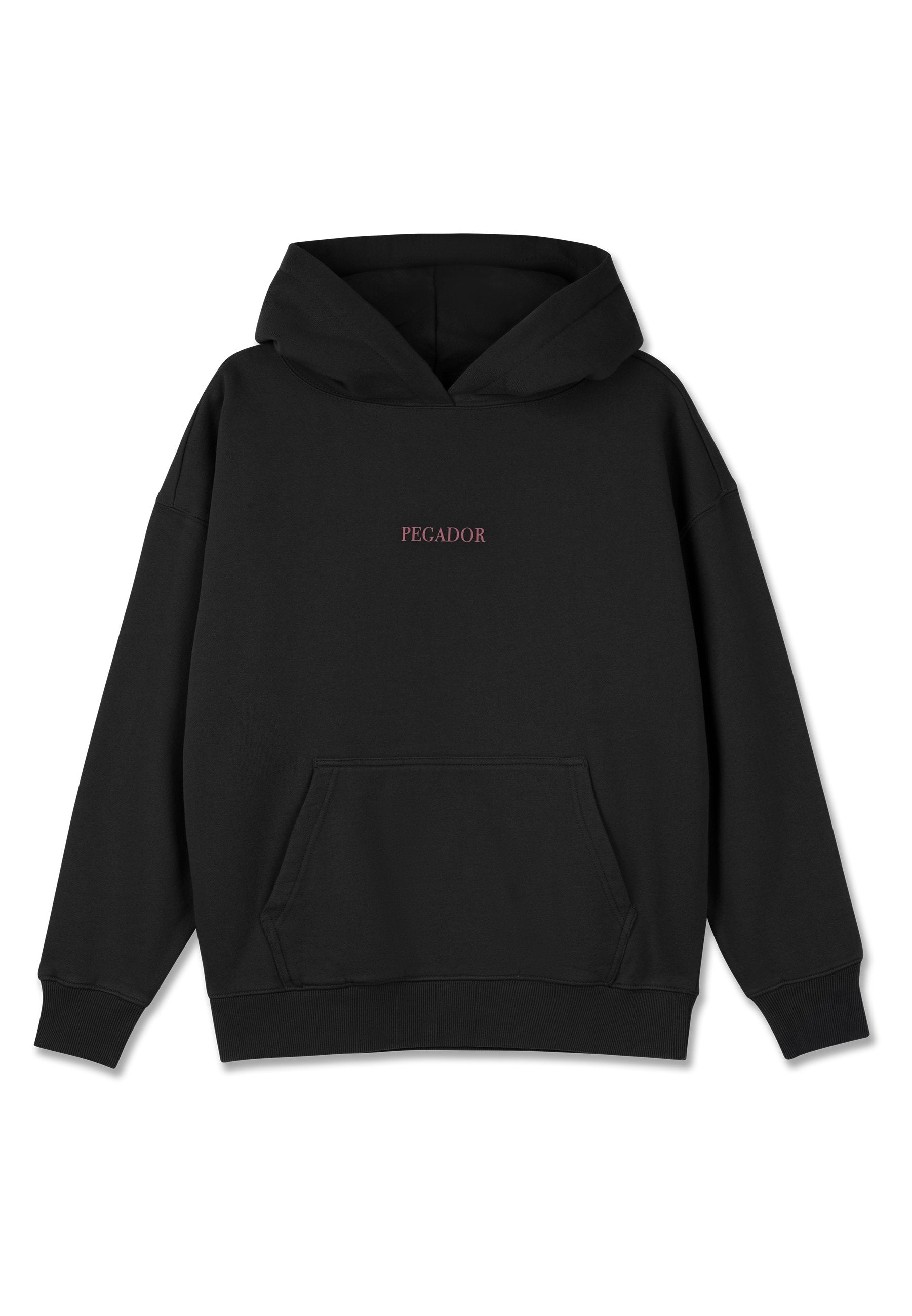 Schwarzer Hoodie aus weichem Material mit einer Fronttasche, Kordelzugkapuze und dem Text "PEGADOR" in kastanienbraun auf der Brust.