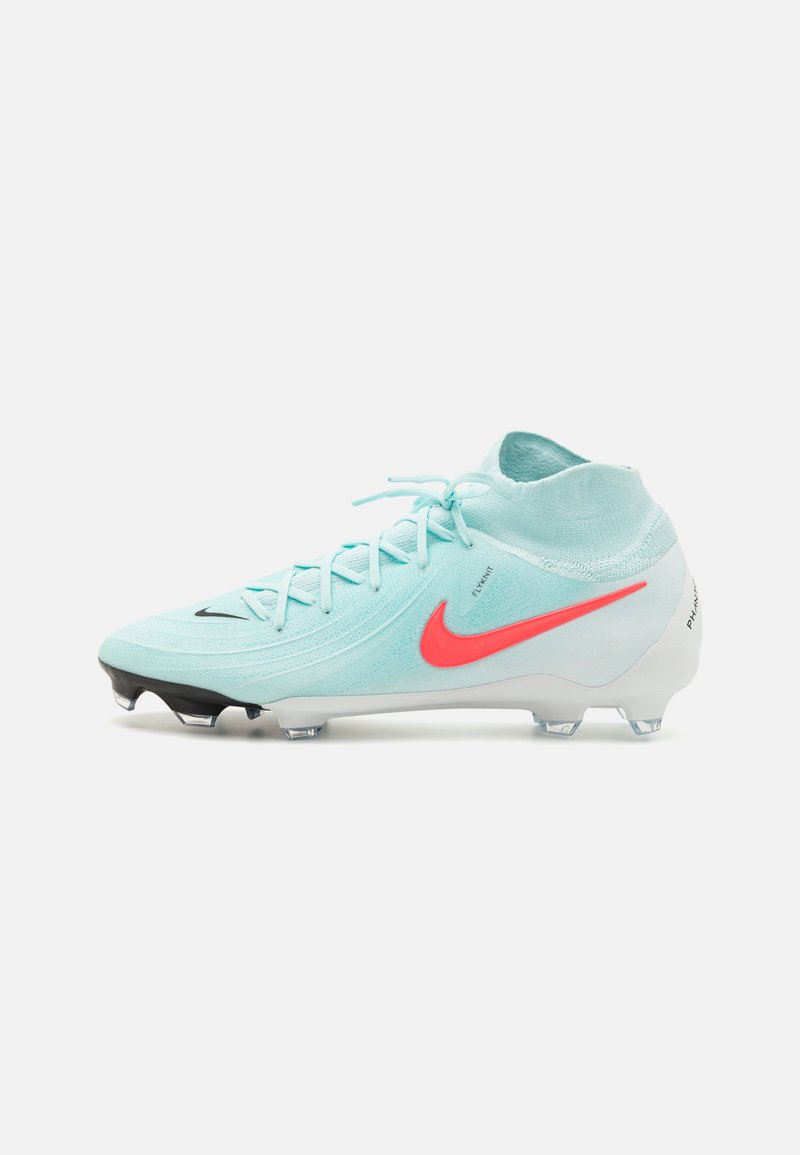 Helle blaue Fußballschuhe mit einem gerippten Obermaterial, pinkem Nike-Swoosh, schwarzer Zehenkappe und transparenten Stollen für besseren Halt.