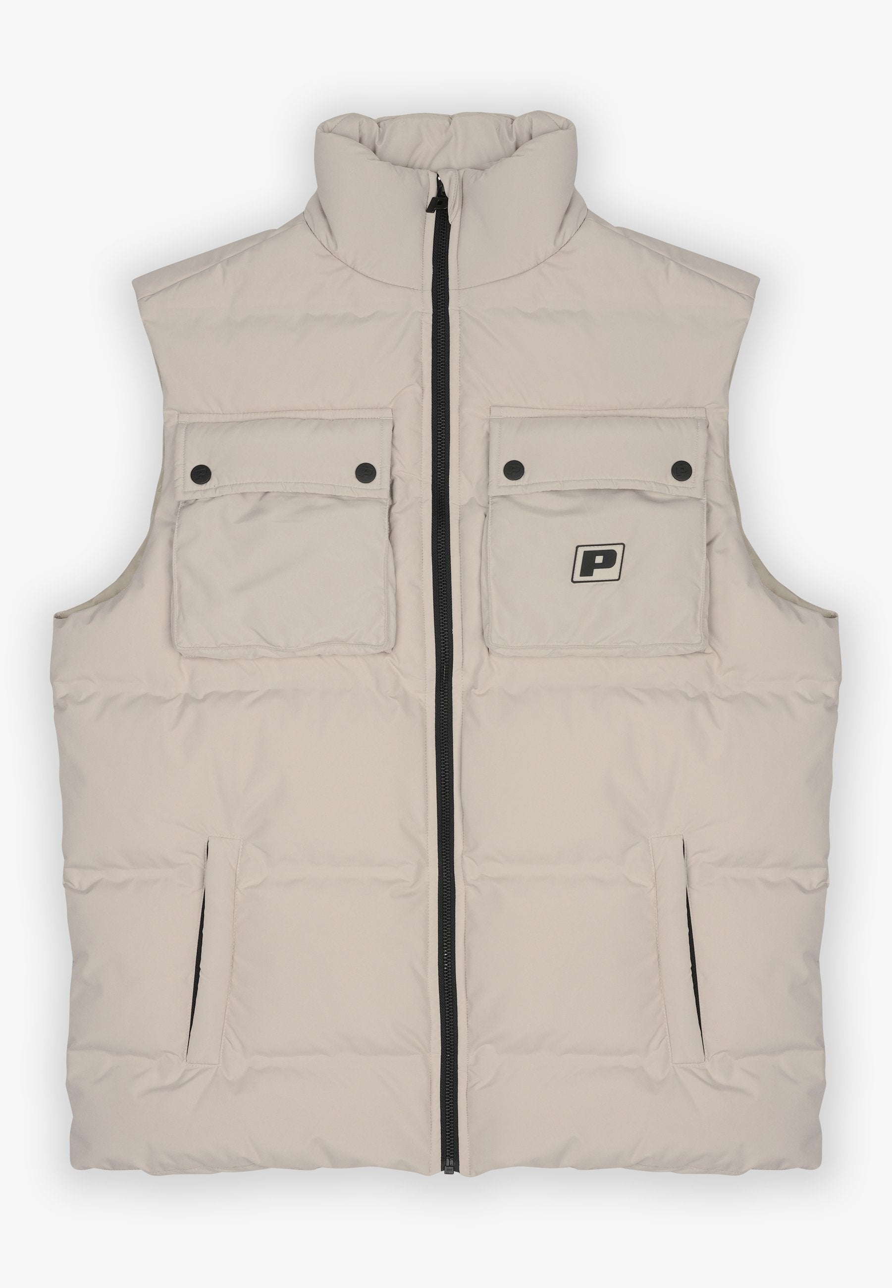Beige gepolsterte Weste mit hohem Kragen, schwarzem Reißverschluss, zwei frontalen Klappen Taschen und Logodetail auf der Brust. Glatte Außenseite, gestepptes Textur.