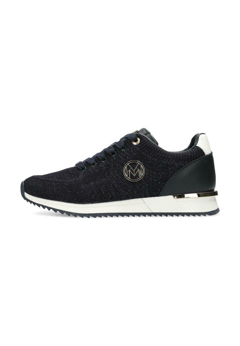 Schwarzer Sneaker mit strukturierter Oberfläche und gestricktem Obermaterial, kontrastierender weißer Sohle, dekorativem Logo und metallischen Akzenten an der Ferse.