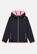 Schwarze Softshelljacke mit einem pinken Innenfutter der Kapuze, Frontreißverschluss und zwei seitlichen Taschen mit pinken Akzenten. CMP-Logo auf der oberen linken Seite.