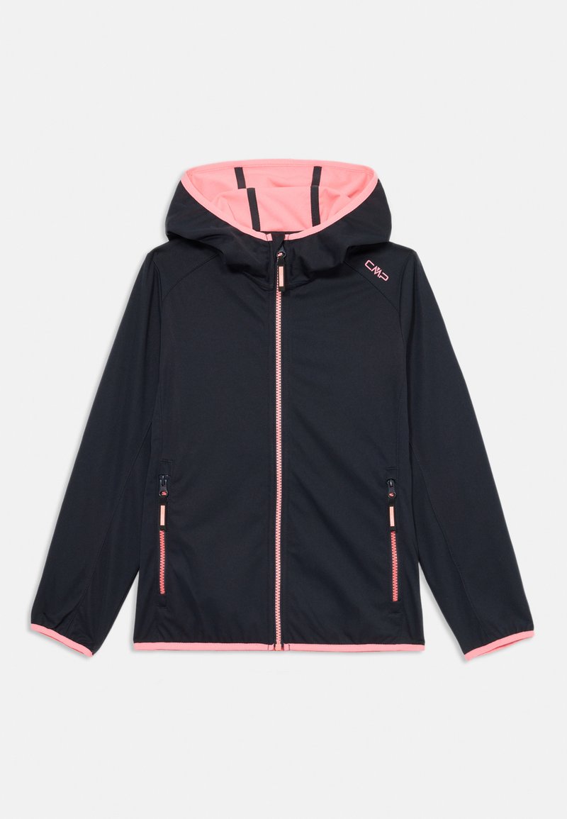 Schwarze Softshelljacke mit einem pinken Innenfutter der Kapuze, Frontreißverschluss und zwei seitlichen Taschen mit pinken Akzenten. CMP-Logo auf der oberen linken Seite.