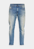 Hellblaue Jeans aus Denim mit einem verblassten Effekt, leicht verwaschen und im klassischen Fünf-Taschen-Design. Standardbund und gerader Schnitt.