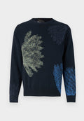 Dunkelblauer Strickpullover mit abstrakten, großen Strukturmustern in hellgelb und verschiedenen Blautönen auf der Vorderseite und den Ärmeln.