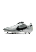 Silberner Fußballschuh mit schwarzem Nike-Logo, Obermaterial aus strukturiertem Leder und weißer Außensohle. Verfügt über sechs konische Stollen für Traktion.