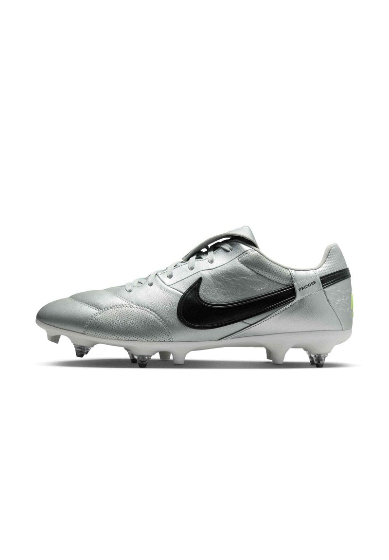 Silberner Fußballschuh mit schwarzem Nike-Logo, Obermaterial aus strukturiertem Leder und weißer Außensohle. Verfügt über sechs konische Stollen für Traktion.