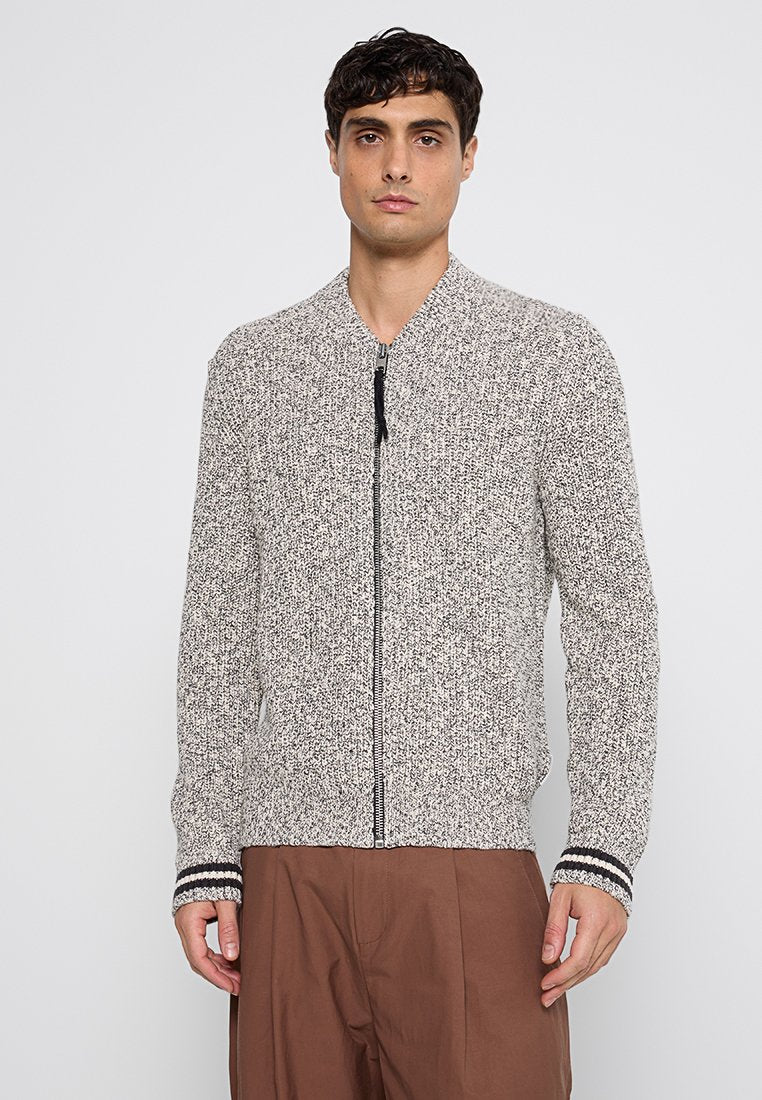 Hellgraue gestrickte Bomberjacke mit Reißverschluss, strukturiertem Stoff und schwarz-weiß gestreiften Bündchen. Verfügt über einen Steh-kragen und Taschen.