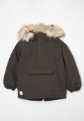 Dunkelbrauner Winterparka mit elastischen Bündchen, Fronttaschenklappe und Kapuze, die mit hellbraunem Kunstfell besetzt ist.