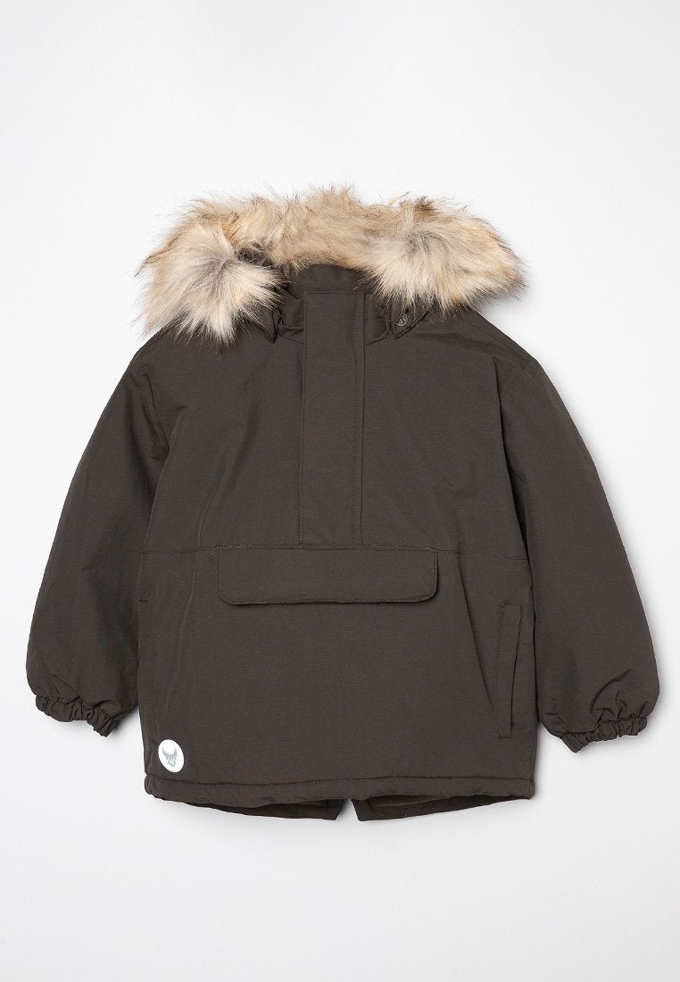 Dunkelbrauner Winterparka mit elastischen Bündchen, Fronttaschenklappe und Kapuze, die mit hellbraunem Kunstfell besetzt ist.