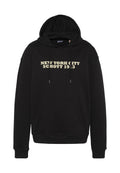 Schwarzer Hoodie aus Baumwolle mit einer vorderen Kängurutasche. Verfügt über eine Kapuze mit Zugband und auffälligen, cremefarbenen Text: "NEW YORK CITY SCHOTT 1913."