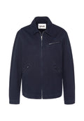 Marineblaue Freizeitjacke mit Frontreißverschluss, drei Reißverschlusstaschen, Kragen und dezentem Markenlogo auf der Brust.