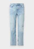Hellblaue Jeans aus Denim mit geradem Schnitt, Knopfverschluss, Vordertaschen und kleinen, abgenutzten Rissen an beiden Oberschenkeln.