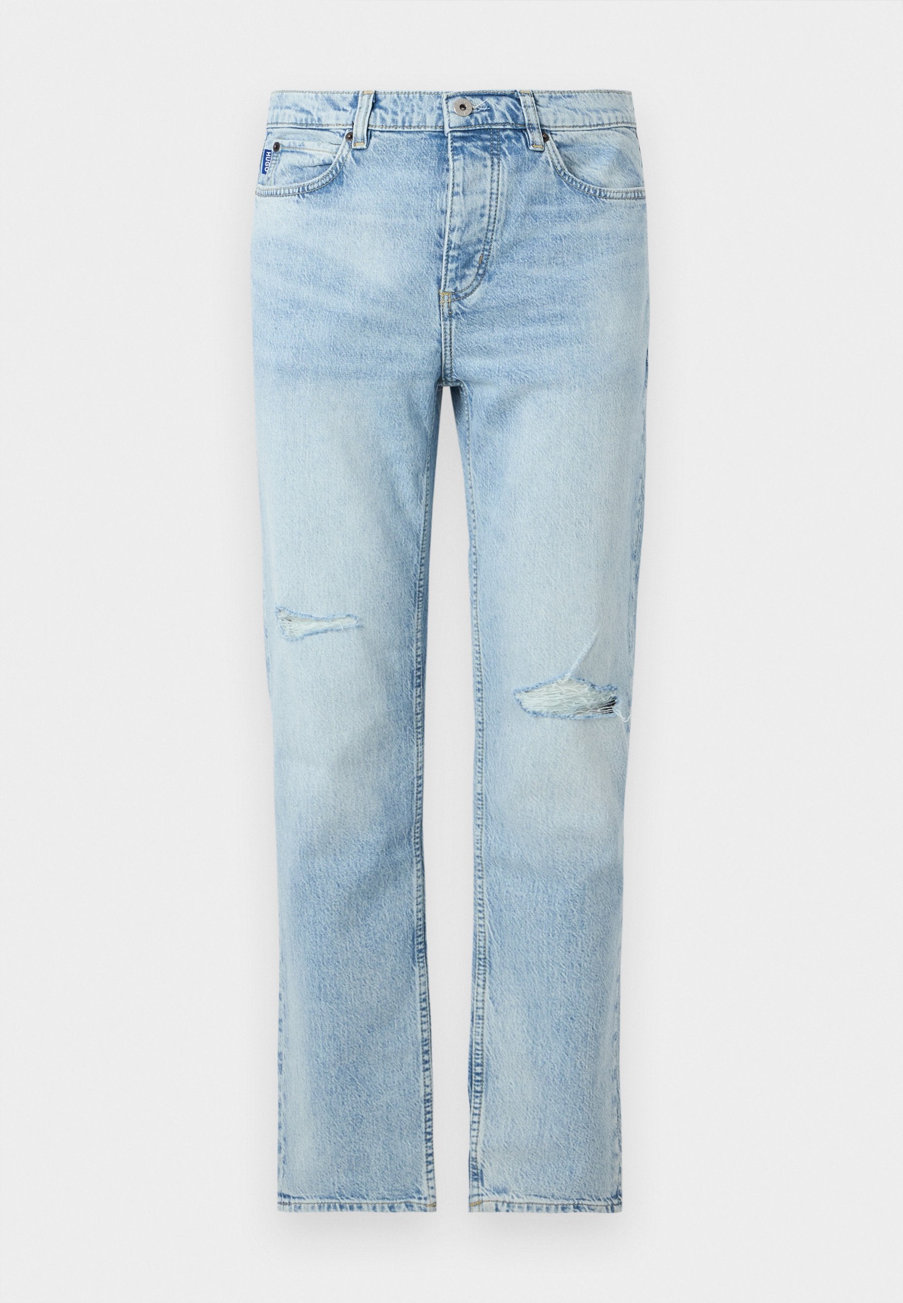 Hellblaue Jeans aus Denim mit geradem Schnitt, Knopfverschluss, Vordertaschen und kleinen, abgenutzten Rissen an beiden Oberschenkeln.