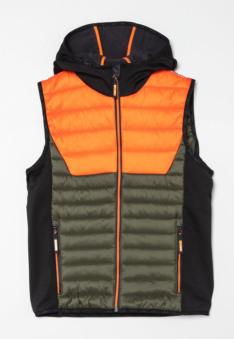 Kapuzenshirt mit einem orangefarbenen gepolsterten oberen Teil und einem olivgrünen gerippten unteren Teil. Schwarze Seitenpaneele mit zwei Reißverschlusstaschen und orangenen Akzenten.