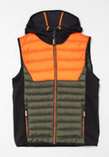 Kapuzenshirt mit einem orangefarbenen gepolsterten oberen Teil und einem olivgrünen gerippten unteren Teil. Schwarze Seitenpaneele mit zwei Reißverschlusstaschen und orangenen Akzenten.