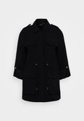 Schwarze Utility-Jacke mit strukturiertem Design, zwei vorderen Taschen, hochkrempelbaren Ärmeln, Kordelzug in der Taille und silbernen Hardware-Akzenten.
