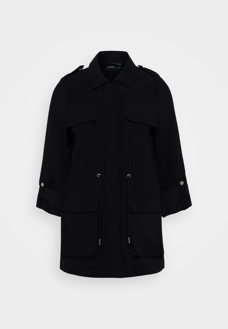 Schwarze Utility-Jacke mit strukturiertem Design, zwei vorderen Taschen, hochkrempelbaren Ärmeln, Kordelzug in der Taille und silbernen Hardware-Akzenten.