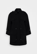 Schwarze Utility-Jacke mit strukturiertem Design, zwei vorderen Taschen, hochkrempelbaren Ärmeln, Kordelzug in der Taille und silbernen Hardware-Akzenten.