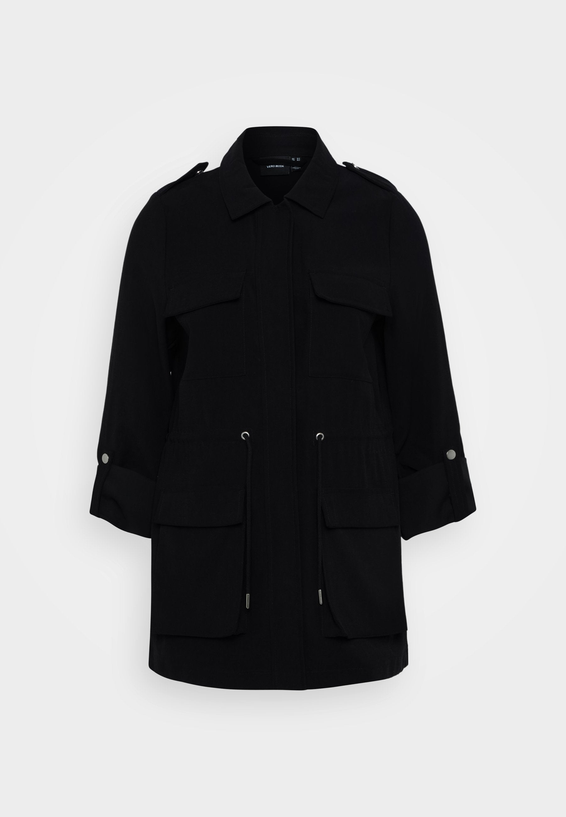 Schwarze Utility-Jacke mit strukturiertem Design, zwei vorderen Taschen, hochkrempelbaren Ärmeln, Kordelzug in der Taille und silbernen Hardware-Akzenten.